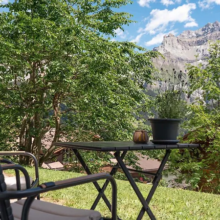 Cozy Parking & Mountain Views